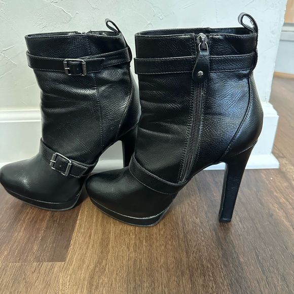 Vera Wang Booties - Picture 2 of 7